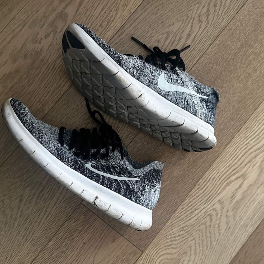 NIKE free running shoes US 7 - Picture 2 of 3